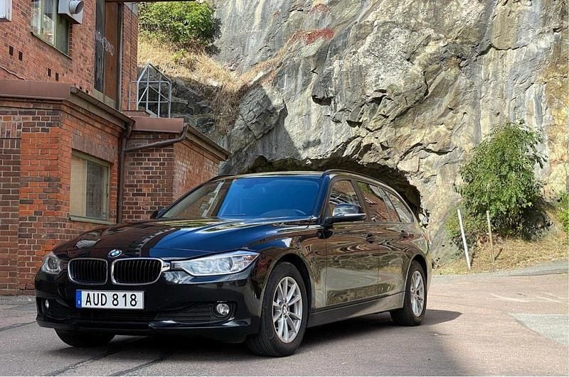 Svart Begagnad 2013 BMW 320 Kombi | 117 500 kr (Marknadspris) - Bild 1/4
