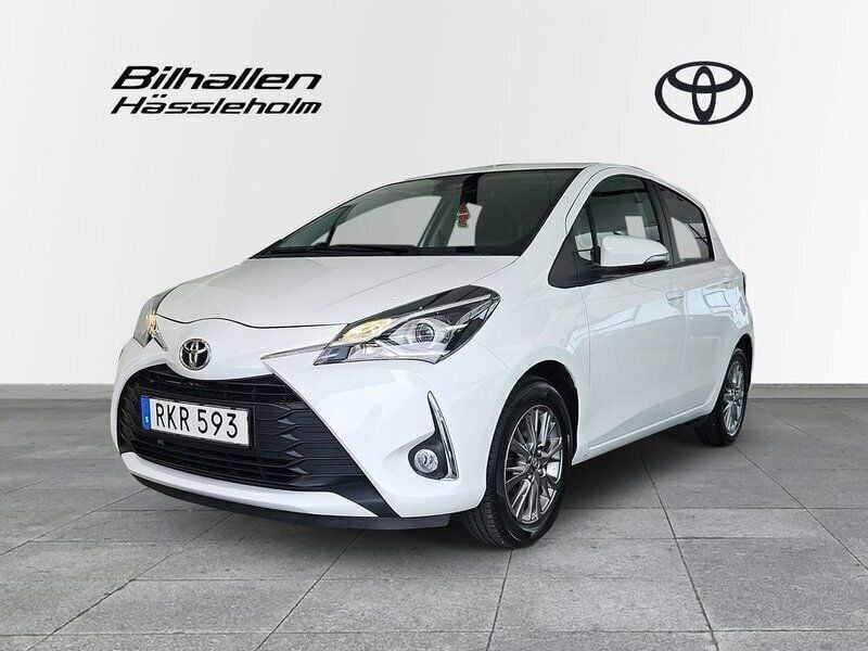 Vit Begagnad 2018 Toyota Yaris Halvkombi | 134 900 kr (Lite dyr) - Bild 1/4