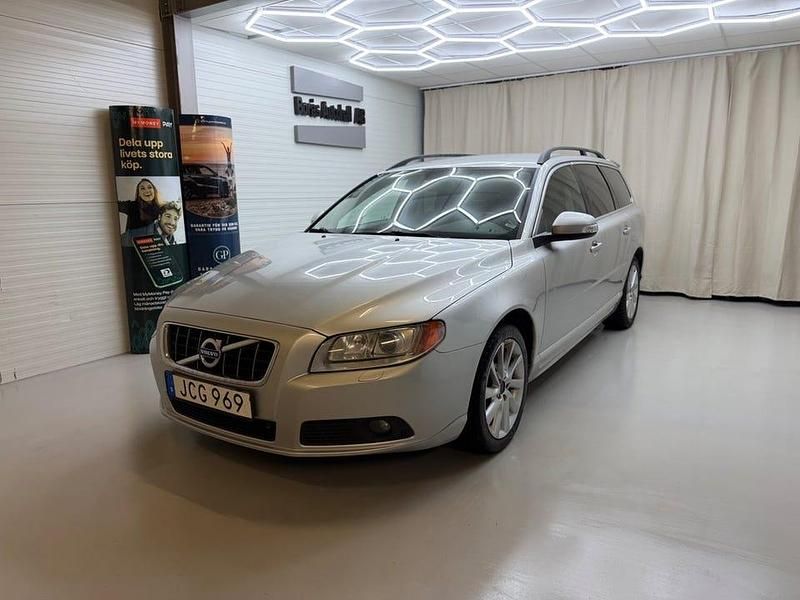 Begagnad Volvo V70 Momentum 163 HK (119 kW) 2011 Ljusgrå Kombi