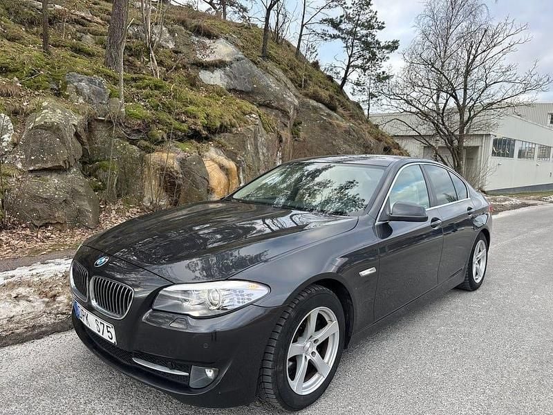 Grå Begagnad 2011 BMW 520 Sedan | 86 900 kr (Bra pris) - Bild 1/4