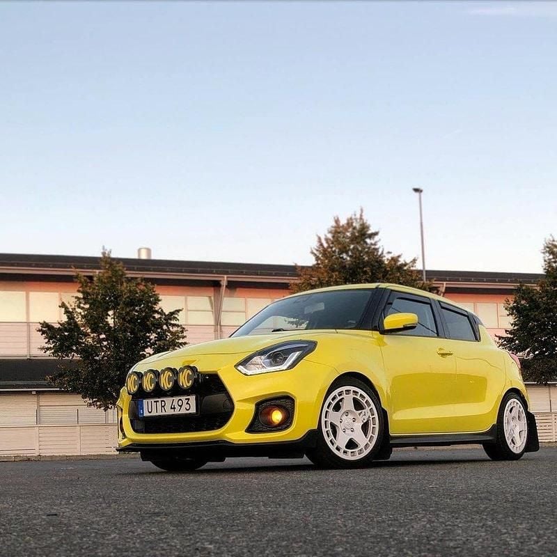 Gul Begagnad 2018 Suzuki Swift Sport Halvkombi | 195 000 kr - Bild 1/4