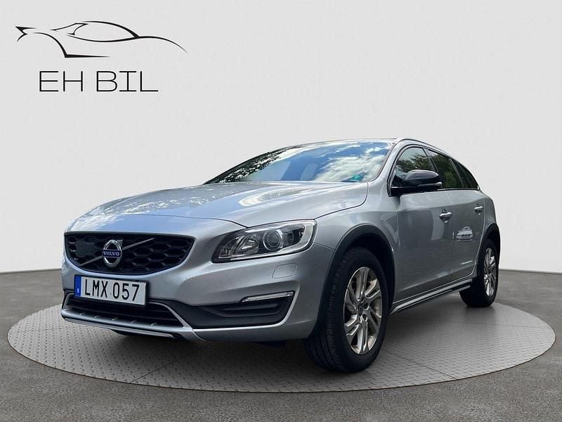Silver Begagnad 2017 Volvo V60 CC Momentum Kombi | 174 900 kr (Bra pris) - Bild 1/4