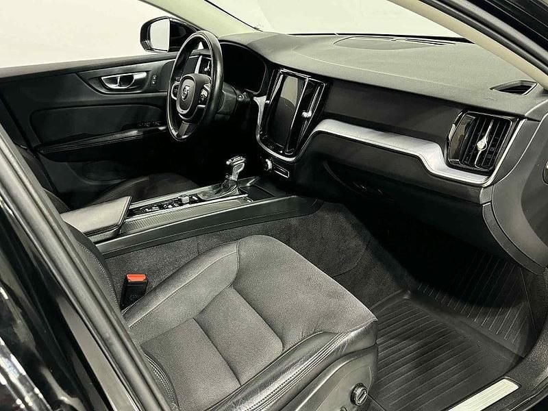 Begagnad Volvo V60 Momentum 250 HK (183 kW) 2019 Svart Kombi