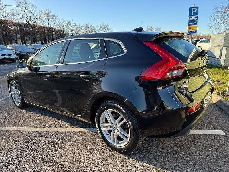 Begagnad Volvo V40 Momentum 150 HK (110 kW) 2013 Svart Halvkombi
