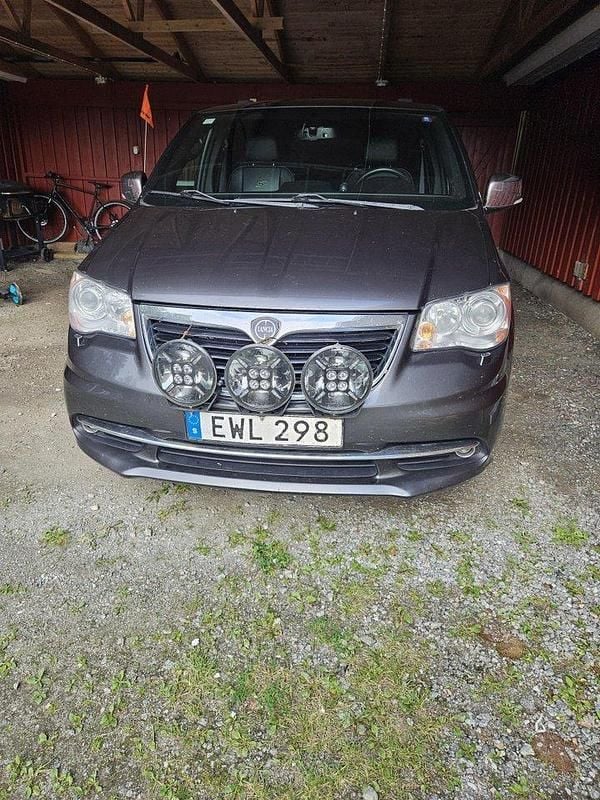 Grå Begagnad 2015 Lancia Voyager Minibuss | 118 000 kr (Marknadspris) - Bild 1/2