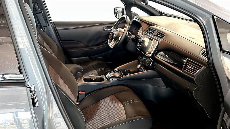 Begagnad Nissan Leaf N-Connecta 160 kW (218 HK) 2021 Ljusgrå (grey) Halvkombi