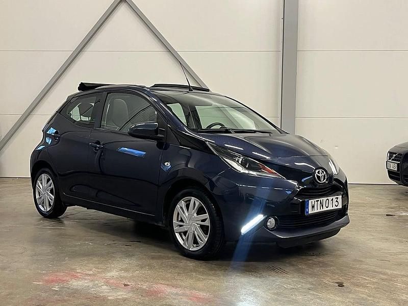 Blå Begagnad 2015 Toyota Aygo X-wave Halvkombi | 74 800 kr (Lite dyr) - Bild 1/4