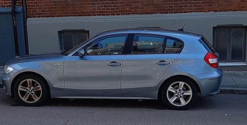 Blå Begagnad 2005 BMW 120 Advantage Halvkombi | 37 000 kr (Superpris) - Bild 1/4