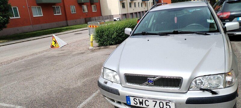 Grå Begagnad 2001 Volvo V40 Kombi | 19 500 kr (Marknadspris) - Bild 1/4