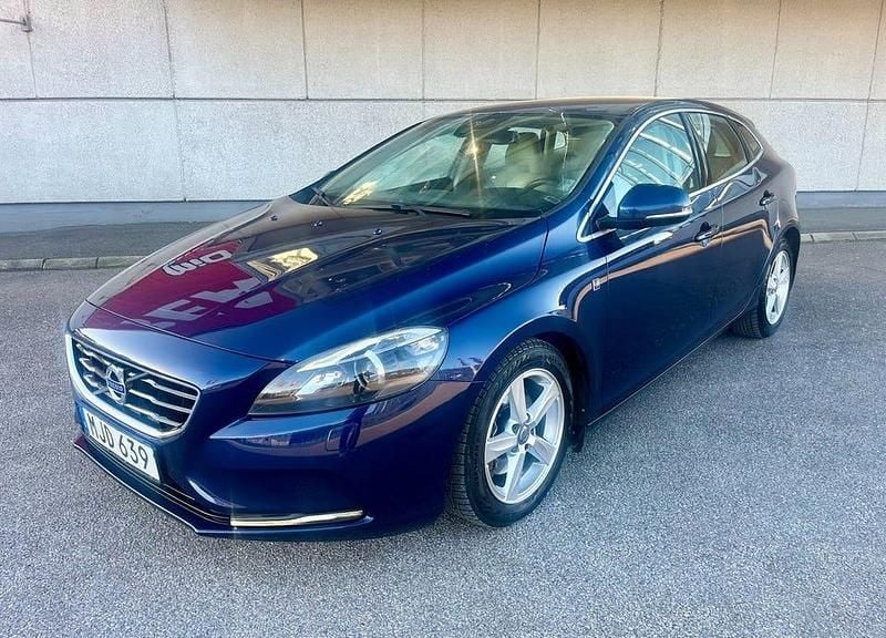 Blå Begagnad 2015 Volvo V40 Ocean Race Halvkombi | 154 900 kr (Marknadspris) - Bild 1/4