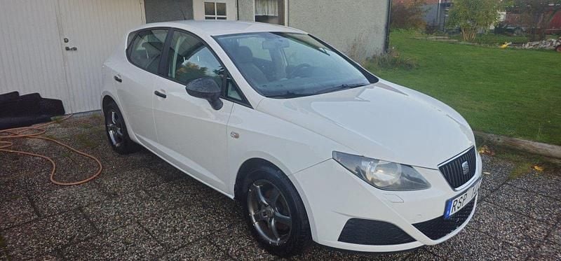 Vit Begagnad 2009 Seat Ibiza Reference Halvkombi | 39 000 kr (Marknadspris) - Bild 1/4