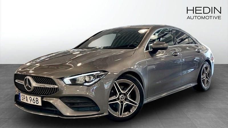 Grå Begagnad 2019 Mercedes 180 AMG Sedan | 245 900 kr - Bild 1/4