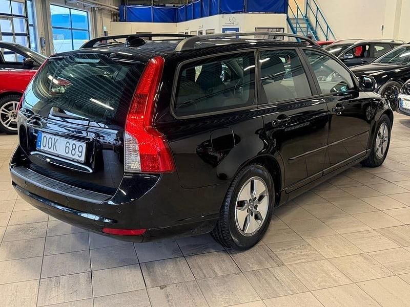 Begagnad Volvo V50 Momentum 109 HK (80 kW) 2010 Svart Kombi