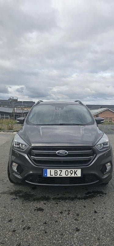 Grå Begagnad 2019 Ford Kuga ST-Line SUV | 185 000 kr (Marknadspris) - Bild 1/4