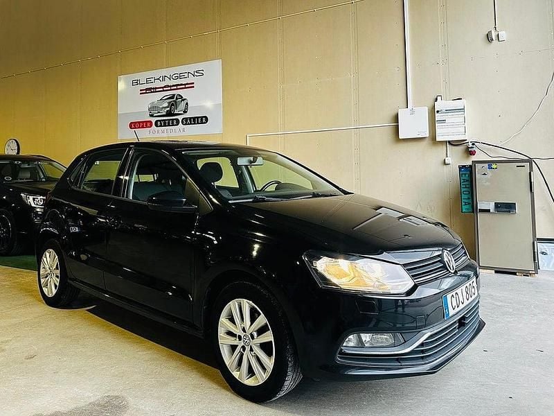 Svart Begagnad 2015 VW Polo Halvkombi | 69 900 kr (Marknadspris) - Bild 1/4