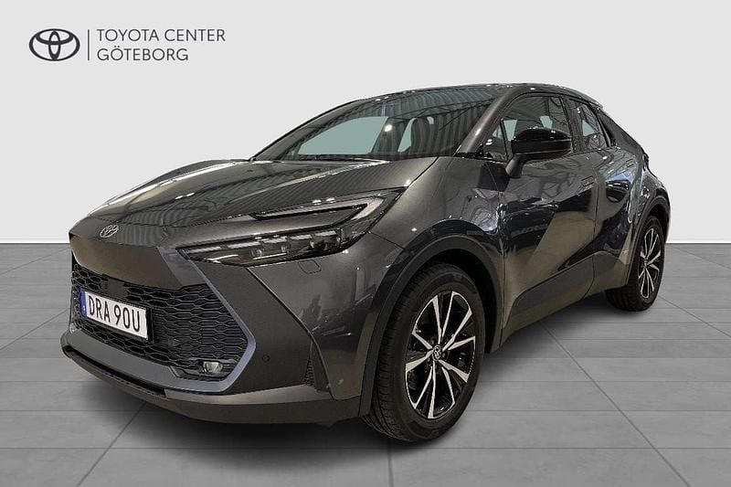 Mörkgrå (grå) Ny 2025 Toyota C-HR Style SUV | 409 900 kr (Marknadspris) - Bild 1/3