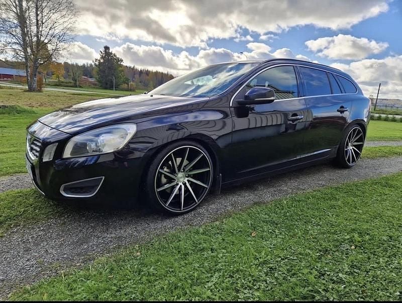 Svart Begagnad 2012 Volvo V60 Momentum Kombi | 55 000 kr - Bild 1/4