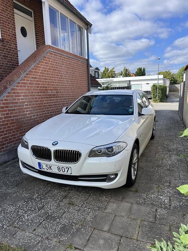 Vit Begagnad 2011 BMW 525 Kombi | 89 500 kr (Superpris) - Bild 1/4