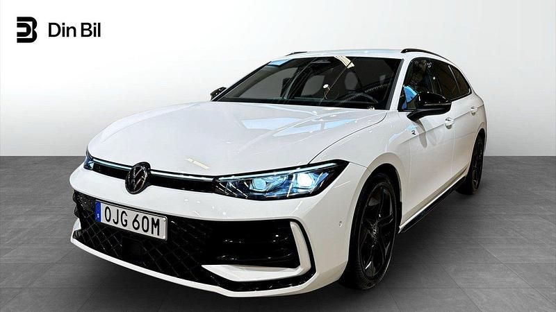 Vit Begagnad 2024 VW Passat R-line Kombi | 479 900 kr - Bild 1/4