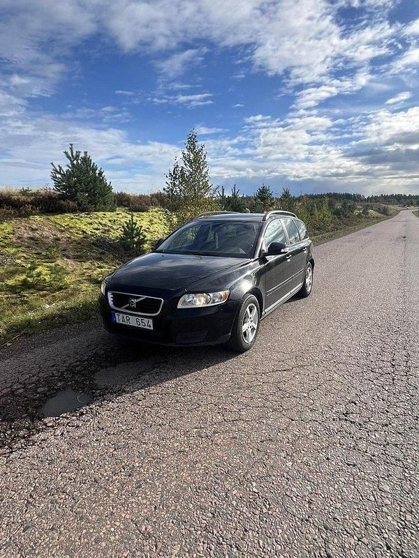 Svart Begagnad 2010 Volvo V50 Kinetic Kombi | 27 000 kr (Marknadspris) - Bild 1/4