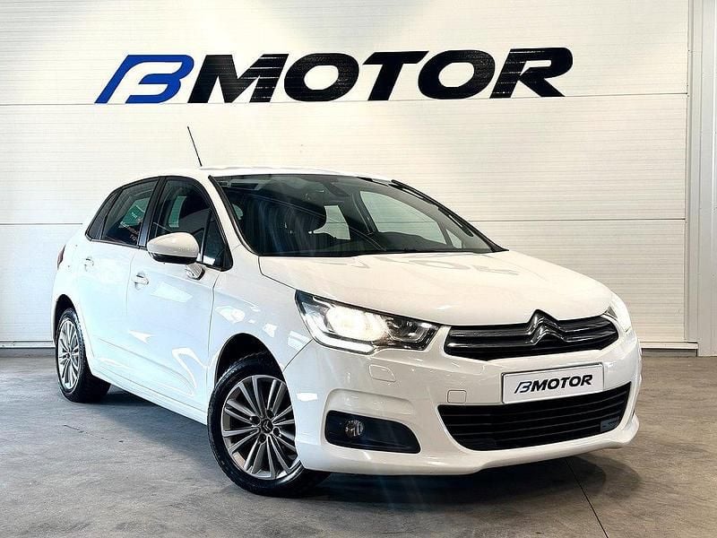 Vit Begagnad 2015 Citroën C4 Halvkombi | 89 900 kr (Marknadspris) - Bild 1/4