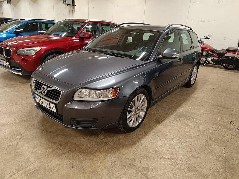 Grå Begagnad 2011 Volvo V50 Kinetic Kombi | 39 900 kr (Marknadspris) - Bild 1/4
