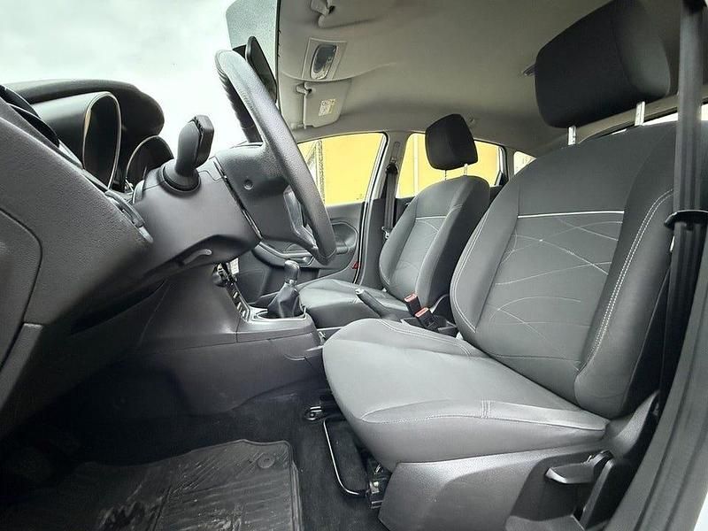 Begagnad Ford Fiesta Trend 60 HK (44 kW) 2015 Vit Halvkombi