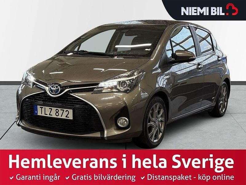 Mörkgrå Begagnad 2017 Toyota Yaris Hybrid Active Halvkombi | 154 900 kr (Marknadspris) - Bild 1/3