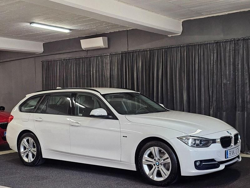 Vit Begagnad 2014 BMW 320 Sport Line Kombi | 179 900 kr (Marknadspris) - Bild 1/4