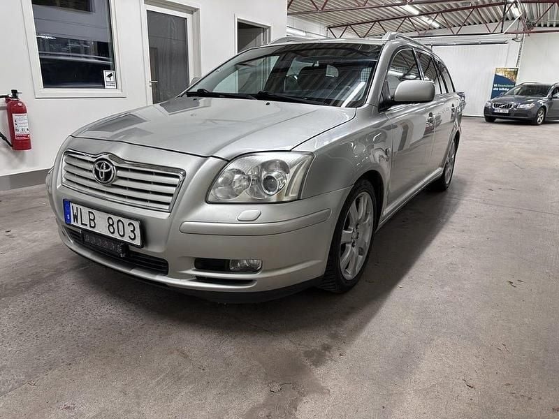 Silver Begagnad 2004 Toyota Avensis Kombi | 35 000 kr (Lite dyr) - Bild 1/4