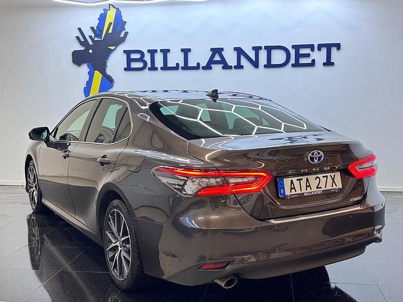 Begagnad Toyota Camry Hybrid Executive 218 HK (160 kW) 2023 Mörkbrun Sedan