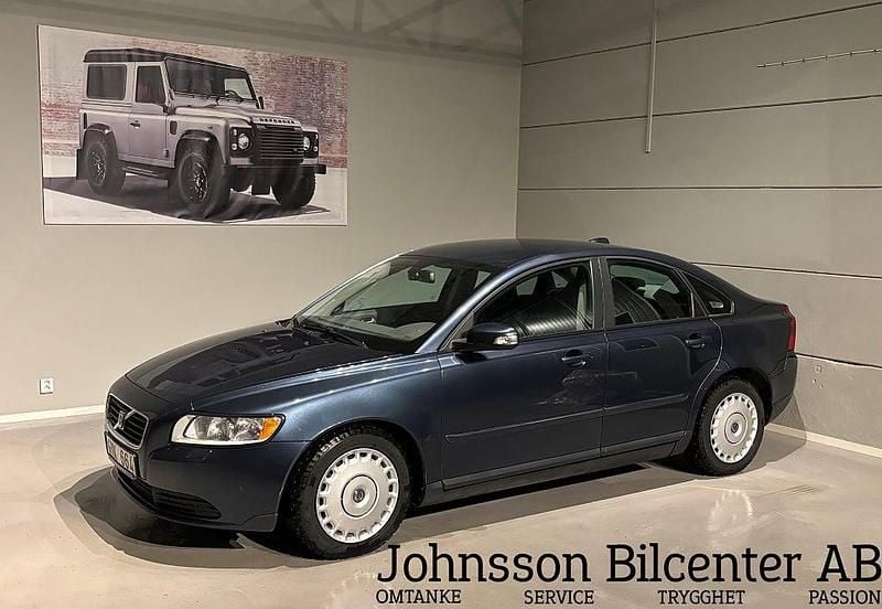 Blå Begagnad 2008 Volvo S40 Kinetic Sedan | 74 900 kr (Dyr) - Bild 1/4