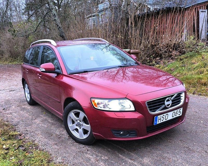 Röd Begagnad 2011 Volvo V50 Summum Kombi | 65 000 kr (Marknadspris) - Bild 1/4