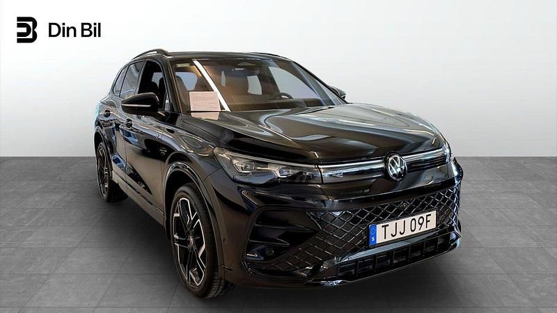 Svart Ny 2025 VW Tiguan R-line SUV | 579 900 kr (Marknadspris) - Bild 1/4