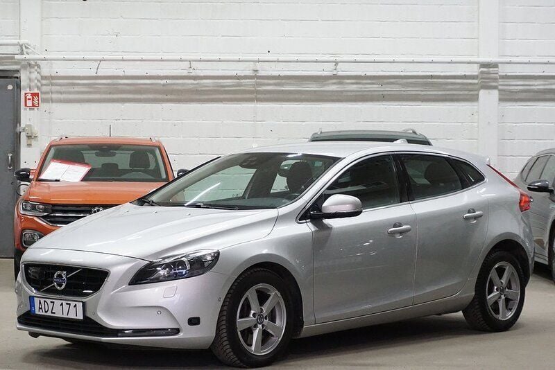 Silver Begagnad 2014 Volvo V40 Momentum Kombi | 199 900 kr (Marknadspris) - Bild 1/4