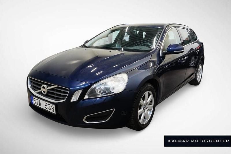 Blå Begagnad 2011 Volvo V60 Momentum Kombi | 109 900 kr (Marknadspris) - Bild 1/4