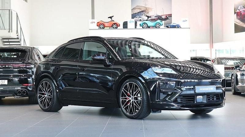 Svart Ny 2025 Porsche Macan Turbo SUV | 1 428 000 kr (Superpris) - Bild 1/4
