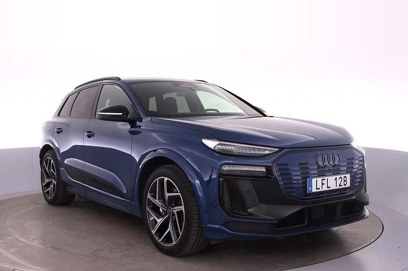 Ascariblå metallic Begagnad 2024 Audi SQ6 e-tron Sport SUV | 1 059 000 kr - Bild 1/4