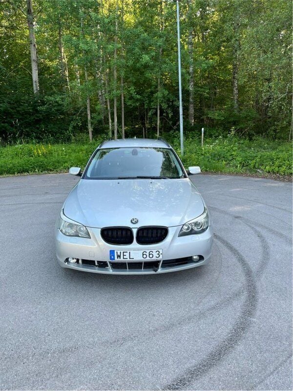 Grå Begagnad 2005 BMW 525 Kombi | 35 000 kr (Bra pris) - Bild 1/4