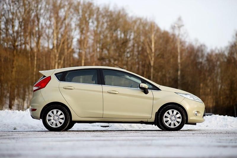 Begagnad Ford Fiesta 82 HK (60 kW) 2009 Metallic Halvkombi