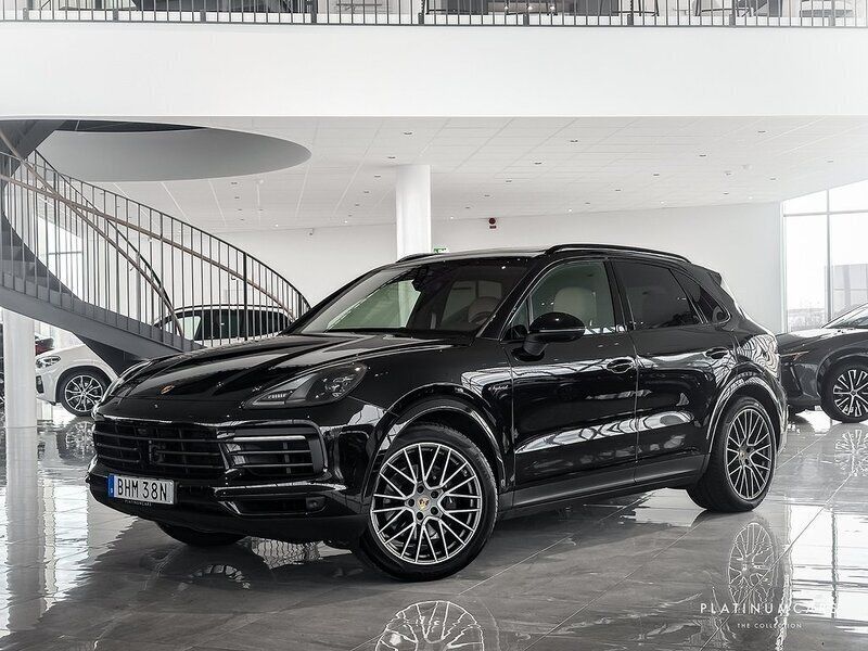 Svart Begagnad 2023 Porsche Cayenne Platinum Edition SUV | 959 000 kr (Marknadspris) - Bild 1/4