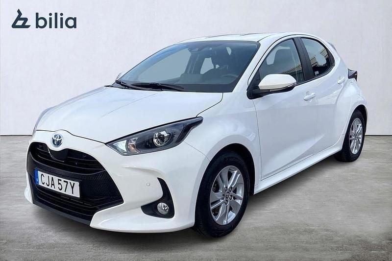 Vit Begagnad 2023 Toyota Yaris Hybrid Active Halvkombi | 234 900 kr (Marknadspris) - Bild 1/3