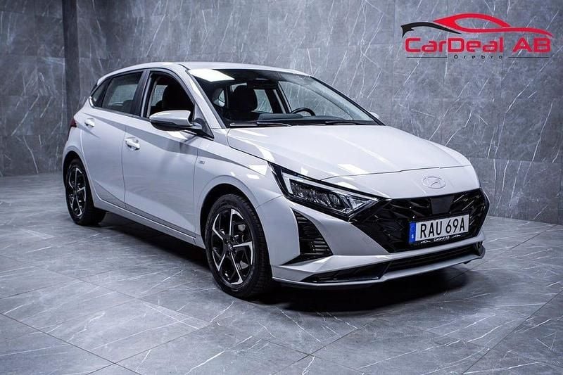 Grå Begagnad 2023 Hyundai i20 Advanced Halvkombi | 208 800 kr (Marknadspris) - Bild 1/4