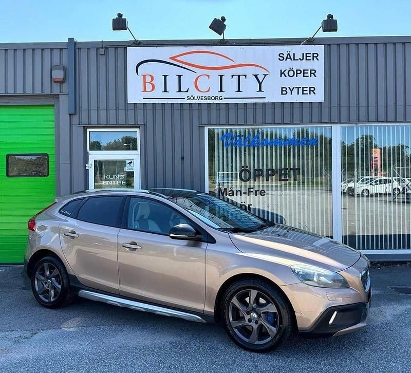 Begagnad Volvo V40 CC Summum 255 HK (187 kW) 2013 Brun Kombi