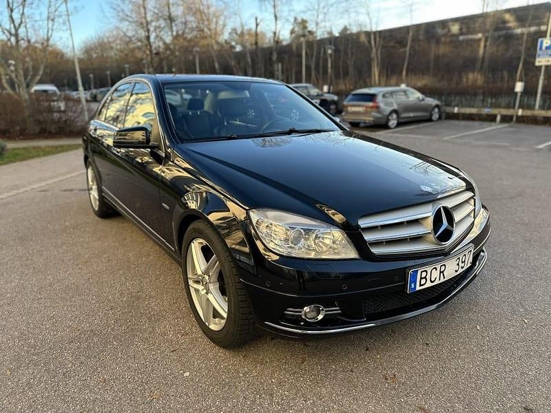 Obsidiansvart metallic Begagnad 2009 Mercedes C200 Avantgarde Sedan | 74 900 kr (Marknadspris) - Bild 1/4