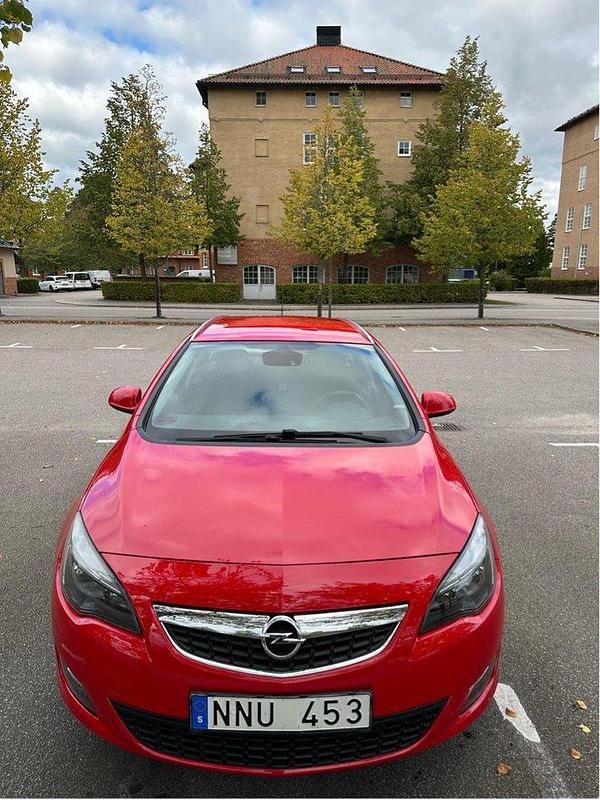 Röd Begagnad 2011 Opel Astra Enjoy Kombi | 55 900 kr (Marknadspris) - Bild 1/4