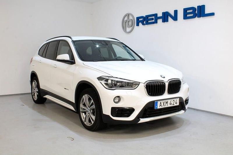 Vit Begagnad 2017 BMW X1 Sport Line SUV | 229 000 kr (Bra pris) - Bild 1/4