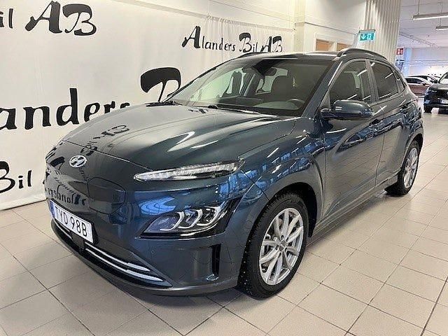 Blå Begagnad 2022 Hyundai Kona Essential SUV | 249 900 kr (Marknadspris) - Bild 1/4