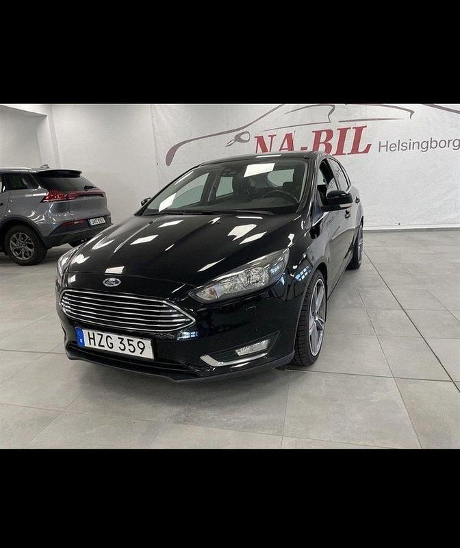 Svart Begagnad 2016 Ford Focus Titanium Halvkombi | 75 000 kr (Marknadspris) - Bild 1/4