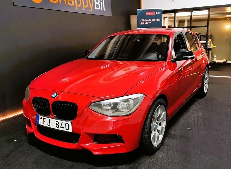 Röd Begagnad 2012 BMW 116 Sport Line Halvkombi | 69 900 kr (Marknadspris) - Bild 1/4